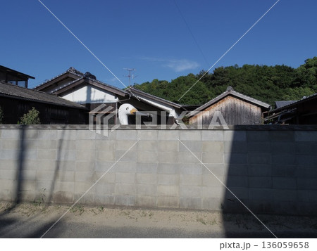 コンクリート壁と鴨の飾りのある家屋 コンクリート壁と鴨の飾りのある家屋 136059658