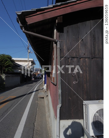 青空の下の古い家と道路の風景写真 青空の下の古い家と道路の風景写真 136059659