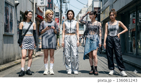 Y2K・サイバーパンクファッションのZ世代女性グループ クールなストリートコーデ 136061243