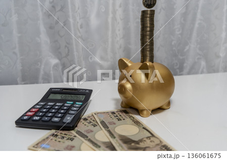 お金の計算をするイメージ お金の計算をするイメージ 136061675