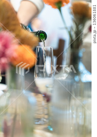 結婚式で注がれるシャンパン 結婚式で注がれるシャンパン 136061881