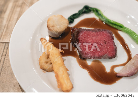 CHUSの結婚式で提供されるステーキ料理 136062045