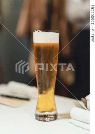 グラスに注がれたビール 136062168