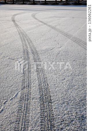 雪の路面についたタイヤの跡 136062261