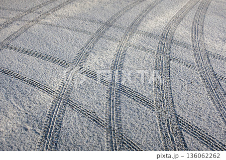 雪の路面についたタイヤの跡 136062262