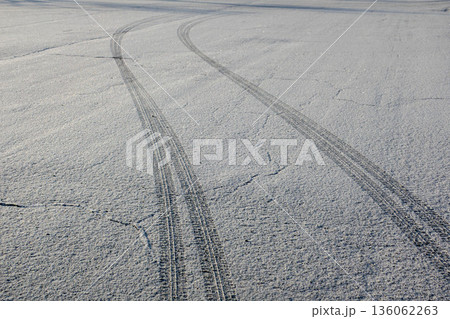 雪の路面についたタイヤの跡 雪の路面についたタイヤの跡 136062263