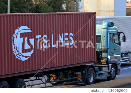 トレーラートラック 136062603