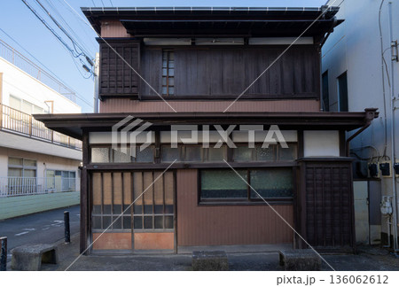 日本の古い木造二階建住宅/狭小住宅/一戸建て/ 136062612