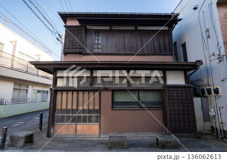 日本の古い木造二階建住宅/狭小住宅/一戸建て/ 136062613