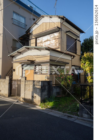 日本の古い木造二階建住宅/狭小住宅/一戸建て/ 日本の古い木造二階建住宅/狭小住宅/一戸建て/ 136062614
