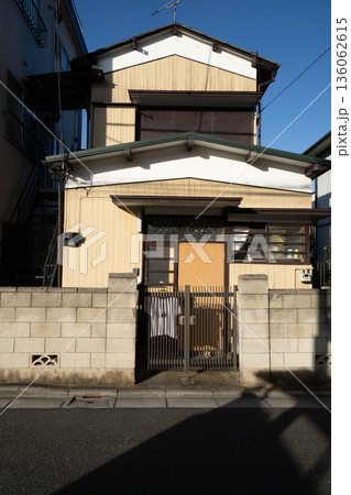 日本の古い木造二階建住宅/狭小住宅/一戸建て/ 日本の古い木造二階建住宅/狭小住宅/一戸建て/ 136062615
