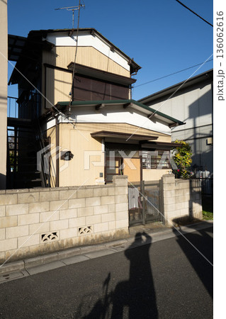 日本の古い木造二階建住宅/狭小住宅/一戸建て/ 136062616