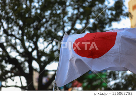 【日本の国旗】冬の空の街並みになびく国旗 136062782