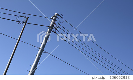 電柱と青空 電柱と青空 136062938