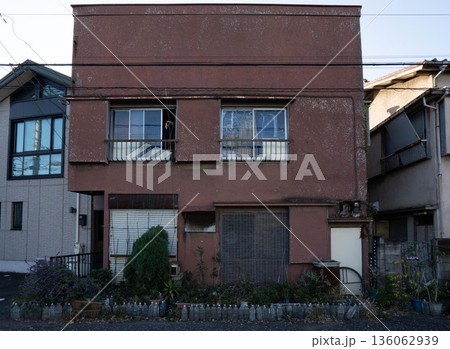 古い二階建てのモルタル一軒家/日本家屋/ボロい二階建て一軒家の廃墟 古い二階建てのモルタル一軒家/日本家屋/ボロい二階建て一軒家の廃墟 136062939