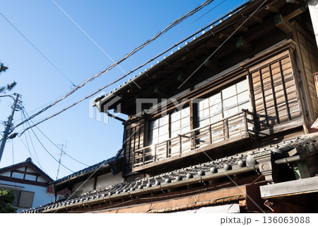 日本の瓦屋根の和風建築、木造建築の2階部分 日本の瓦屋根の和風建築、木造建築の2階部分 136063088