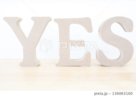 白背景に木製テーブルとYESの文字オブジェ。 白背景に木製テーブルとYESの文字オブジェ。 136063100