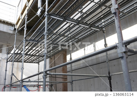 工事現場に設置された足場通路の建設作業イメージ。 工事現場に設置された足場通路の建設作業イメージ。 136063114