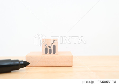 木製ブロックの棒グラフと折れ線グラフ。白背景にコピースペース。 136063118
