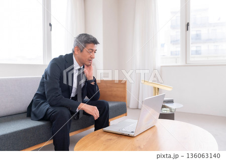 ラウンジ　会社員　打ち合わせ　ネット会議　ベンチャー　年配者　重役　ミドル　役員　映像配信　 136063140