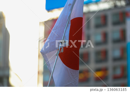 【日本の国旗】冬の空の街並みになびく国旗 136063185