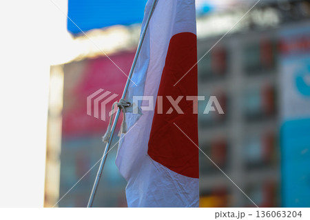 【日本の国旗】冬の空の街並みになびく国旗 【日本の国旗】冬の空の街並みになびく国旗 136063204