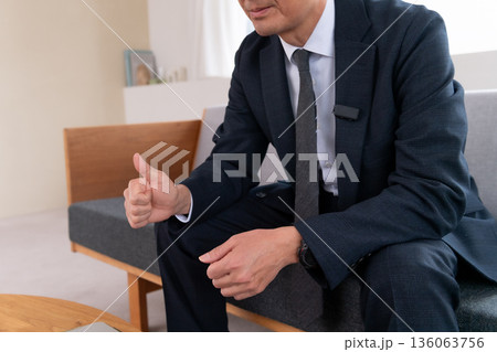 ラウンジ 会社員 周波数 打ち合わせ ネット会議 ベンチャー 年配 重役 ミドル 役員 映像配信 ラウンジ 会社員 周波数 打ち合わせ ネット会議 ベンチャー 年配 重役 ミドル 役員 映像配信 136063756