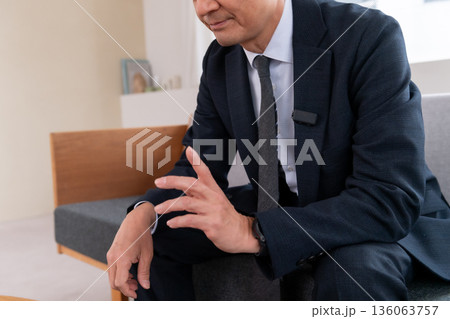 ラウンジ　会社員　周波数　打ち合わせ　ネット会議　ベンチャー　年配　重役　ミドル　役員　映像配信 136063757