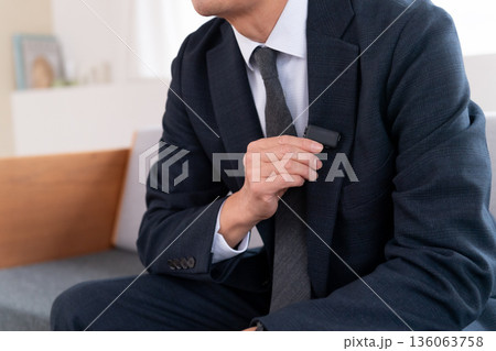 ラウンジ　会社員　周波数　打ち合わせ　ネット会議　ベンチャー　年配　重役　ミドル　役員　映像配信 136063758