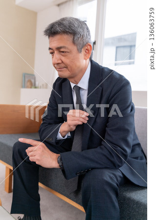 ラウンジ 会社員 周波数 打ち合わせ ネット会議 ベンチャー 年配 重役 ミドル 役員 映像配信 ラウンジ 会社員 周波数 打ち合わせ ネット会議 ベンチャー 年配 重役 ミドル 役員 映像配信 136063759