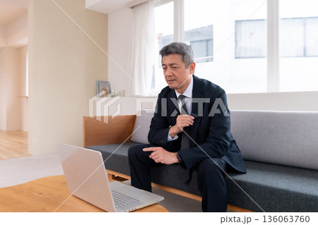 ラウンジ 会社員 周波数 打ち合わせ ネット会議 ベンチャー 年配 重役 ミドル 役員 映像配信 ラウンジ 会社員 周波数 打ち合わせ ネット会議 ベンチャー 年配 重役 ミドル 役員 映像配信 136063760