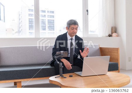 ラウンジ 会社員 周波数 打ち合わせ ネット会議 ベンチャー 年配 重役 ミドル 役員 映像配信 ラウンジ 会社員 周波数 打ち合わせ ネット会議 ベンチャー 年配 重役 ミドル 役員 映像配信 136063762
