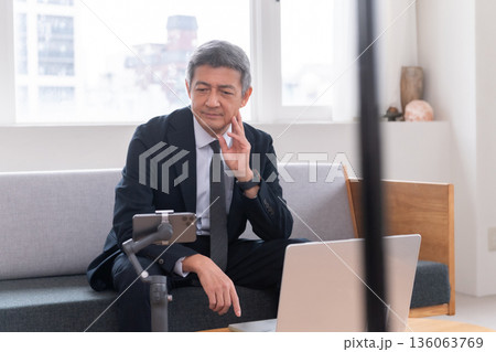ラウンジ　会社員　周波数　打ち合わせ　ネット会議　ベンチャー　年配　重役　ミドル　役員　映像配信 136063769