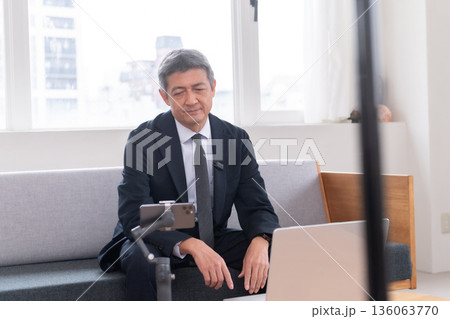 ラウンジ　会社員　周波数　打ち合わせ　ネット会議　ベンチャー　年配　重役　ミドル　役員　映像配信 136063770