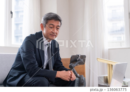 ラウンジ　会社員　周波数　打ち合わせ　ネット会議　ベンチャー　年配　重役　ミドル　役員　映像配信 136063775