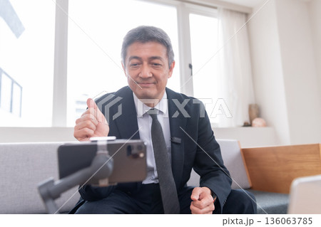 ラウンジ 会社員 周波数 打ち合わせ ネット会議 ベンチャー 年配 重役 ミドル 役員 映像配信 ラウンジ 会社員 周波数 打ち合わせ ネット会議 ベンチャー 年配 重役 ミドル 役員 映像配信 136063785