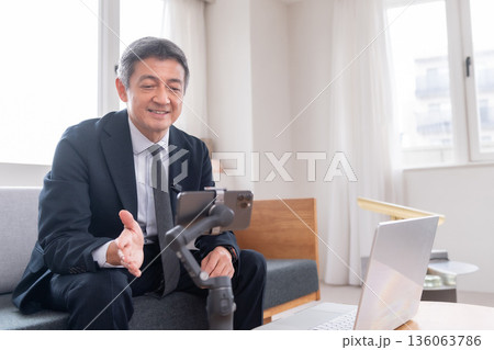 ラウンジ　会社員　周波数　打ち合わせ　ネット会議　ベンチャー　年配　重役　ミドル　役員　映像配信 136063786