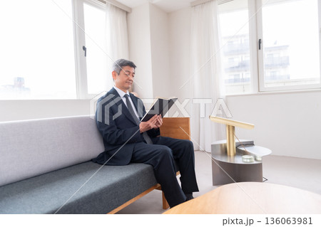 ラウンジ　会社員　打ち合わせ　ベンチャー　キャリアアップ　書籍　年配者　重役　ミドル　役員　資料 136063981
