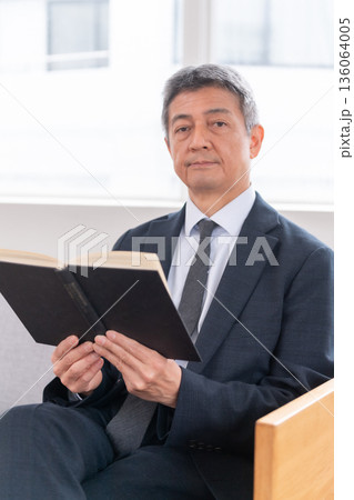 ラウンジ　会社員　打ち合わせ　ベンチャー　キャリアアップ　書籍　年配者　重役　ミドル　役員　資料 136064005