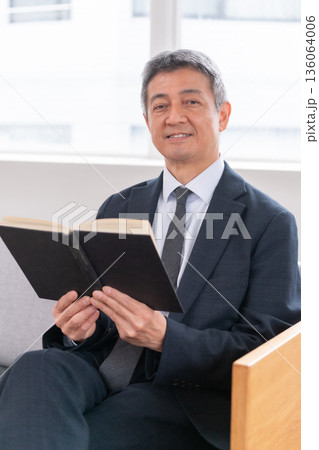 ラウンジ 会社員 打ち合わせ ベンチャー キャリアアップ 書籍 年配者 重役 ミドル 役員 資料 ラウンジ 会社員 打ち合わせ ベンチャー キャリアアップ 書籍 年配者 重役 ミドル 役員 資料 136064006