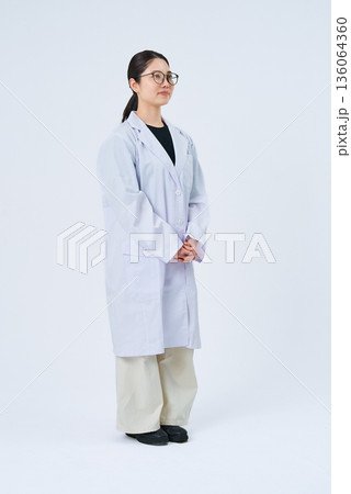 白衣を着た若い女性 136064360