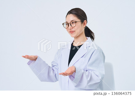 白衣を着た若い女性 136064375