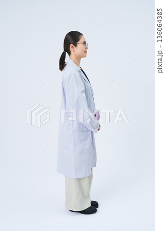 白衣を着た若い女性 136064385