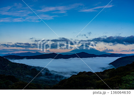 (神奈川県)芦ノ湖を覆う大雲海と富士山 (神奈川県)芦ノ湖を覆う大雲海と富士山 136064630