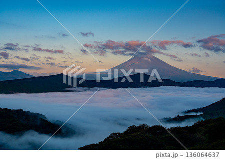 (神奈川県)芦ノ湖を覆う大雲海と富士山 (神奈川県)芦ノ湖を覆う大雲海と富士山 136064637