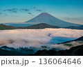（神奈川県）芦ノ湖を覆う大雲海と富士山 136064646
