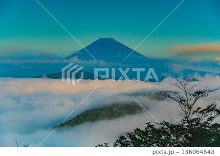 (神奈川県)芦ノ湖を覆う大雲海と富士山 (神奈川県)芦ノ湖を覆う大雲海と富士山 136064648