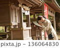 神社で参拝するシニア女性 136064830