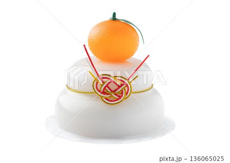 透明背景（png）にパック入りの鏡餅 136065025