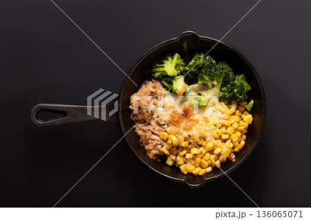 ブロッコリー　コーン　ツナ　チーズ焼き 136065071